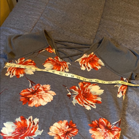 Floral Blue and Red Short Sleeve Top - Picture 3 of 6